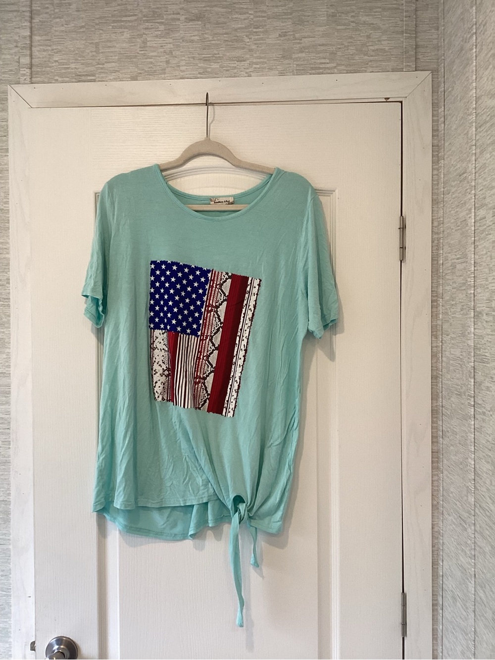 Women’s Mint Tie-Front Graphic Blouse with Flag Print 2XL EUC